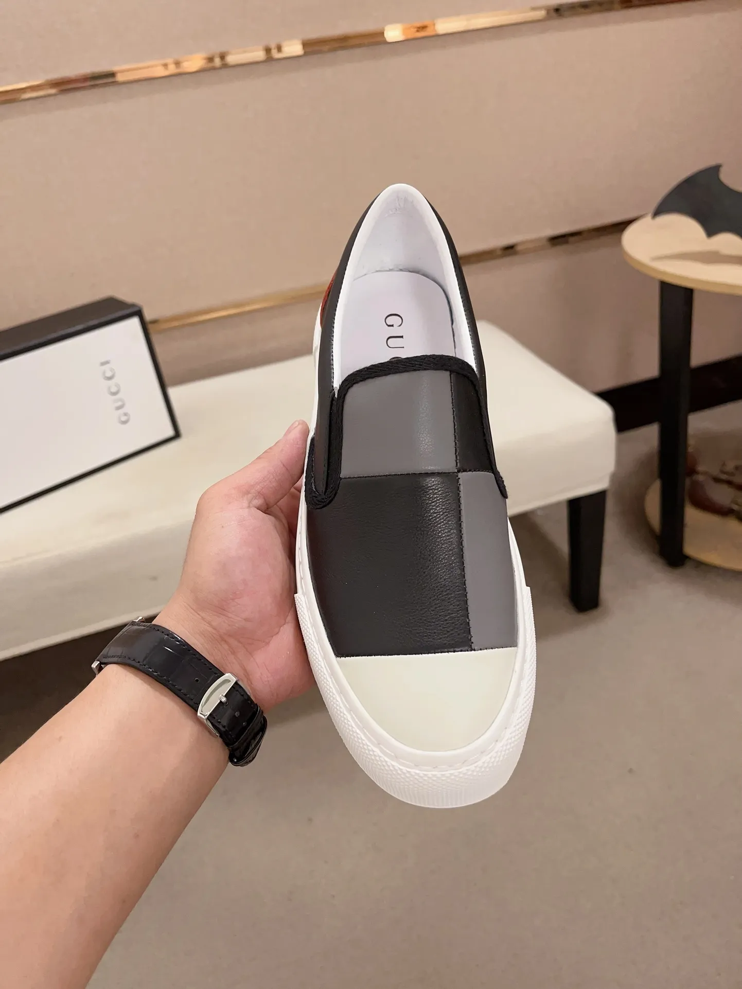 Men's shoes💰 440💰The new GUCCI (Gucci) counters are launched simultaneously. The new men's shoes, 😘fabrics are selected from imported cowhide, and the lining is sheepskin lining. 👍🏿 High-end ☄️ air-cushion molded anti-slip rubber outsole, exquisite lines, simple and elegant, comfortable and high-end for leisure travel. Code number: 38 to 44 (45 can be customized and cannot be returned or exchanged)